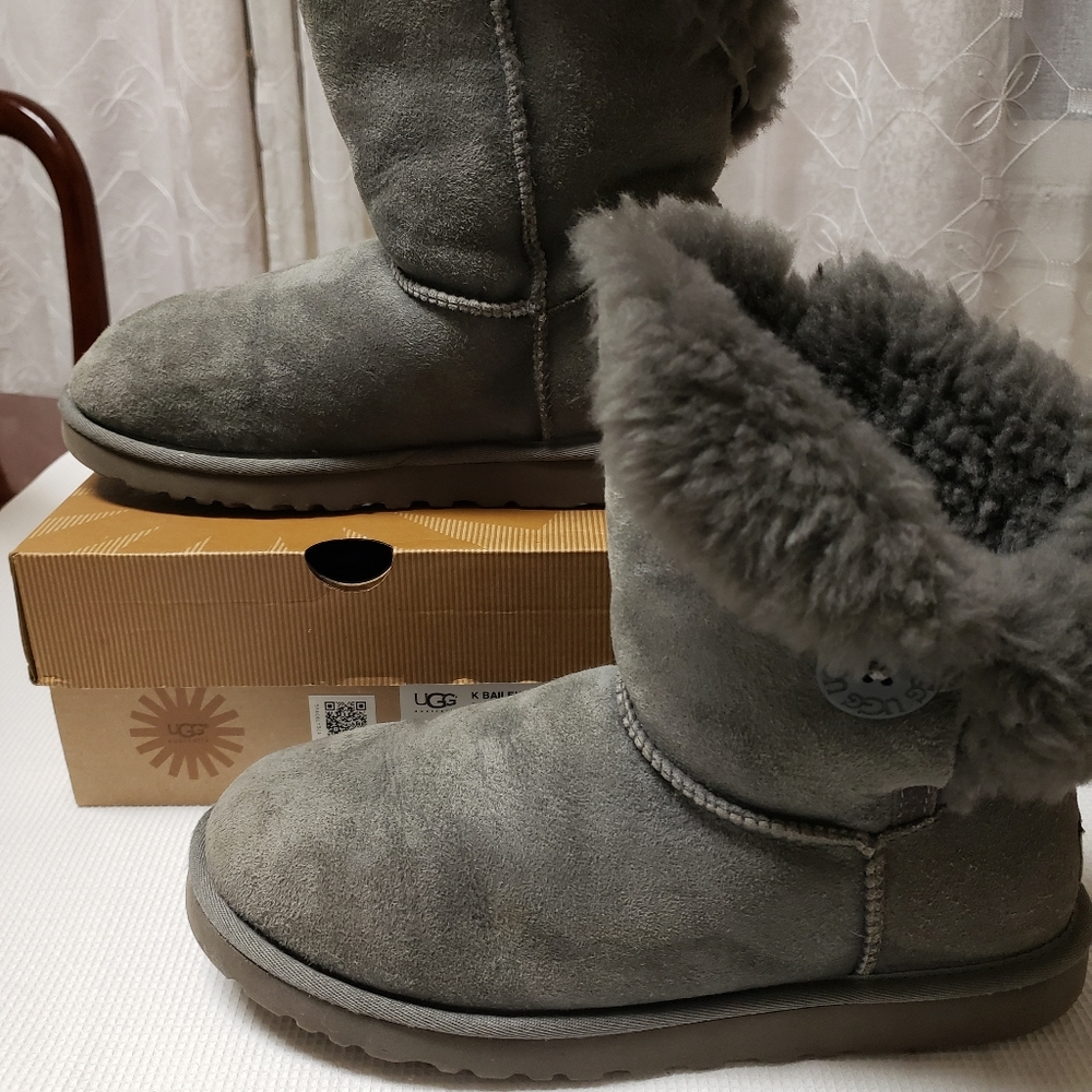 Gray ugg boots